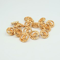 Zdjęcie guzików metalowych w kolorze złota. 