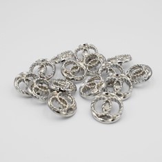 Zdjęcie guzików metalowych w kolorze srebra.