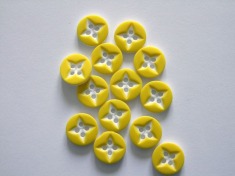 Zdjęcie guzika żółtego z gwiazdką.